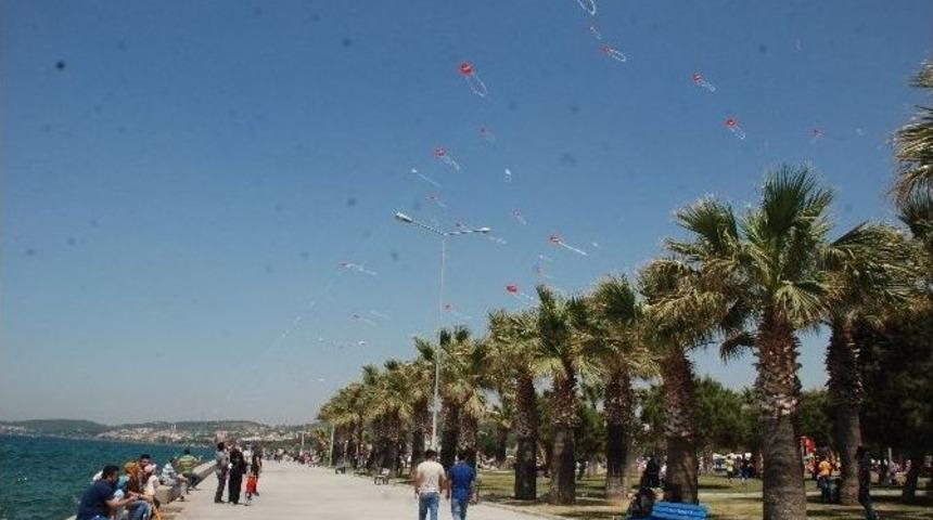 Aliağa&rsquo;da U&ccedil;urtmalar G&ouml;ky&uuml;z&uuml;n&uuml; S&uuml;sledi