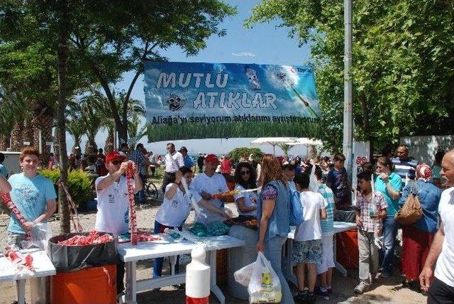 Aliağa’da Uçurtmalar Gökyüzünü Süsledi