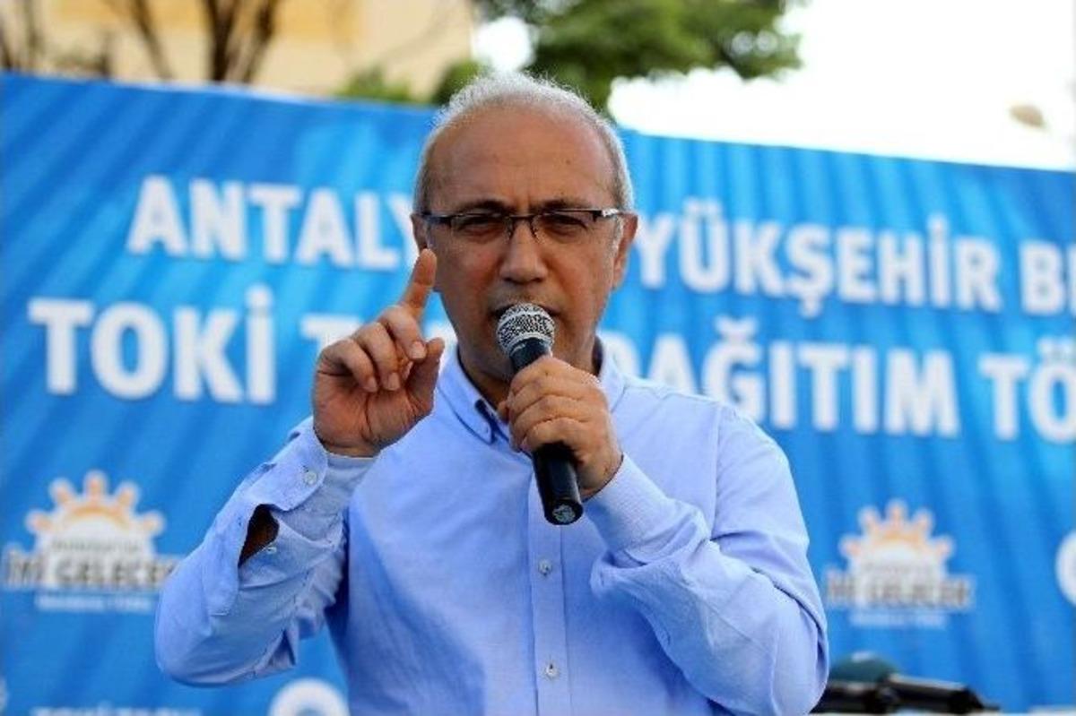 Ak Partili L&uuml;tfi Elvan Tapu Dağıttı