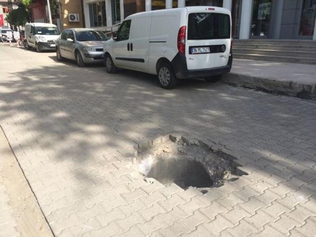 Viranşehir De Yol Ortasında A&ccedil;ık R&ouml;gar Tehlike Sa&ccedil;ıyor