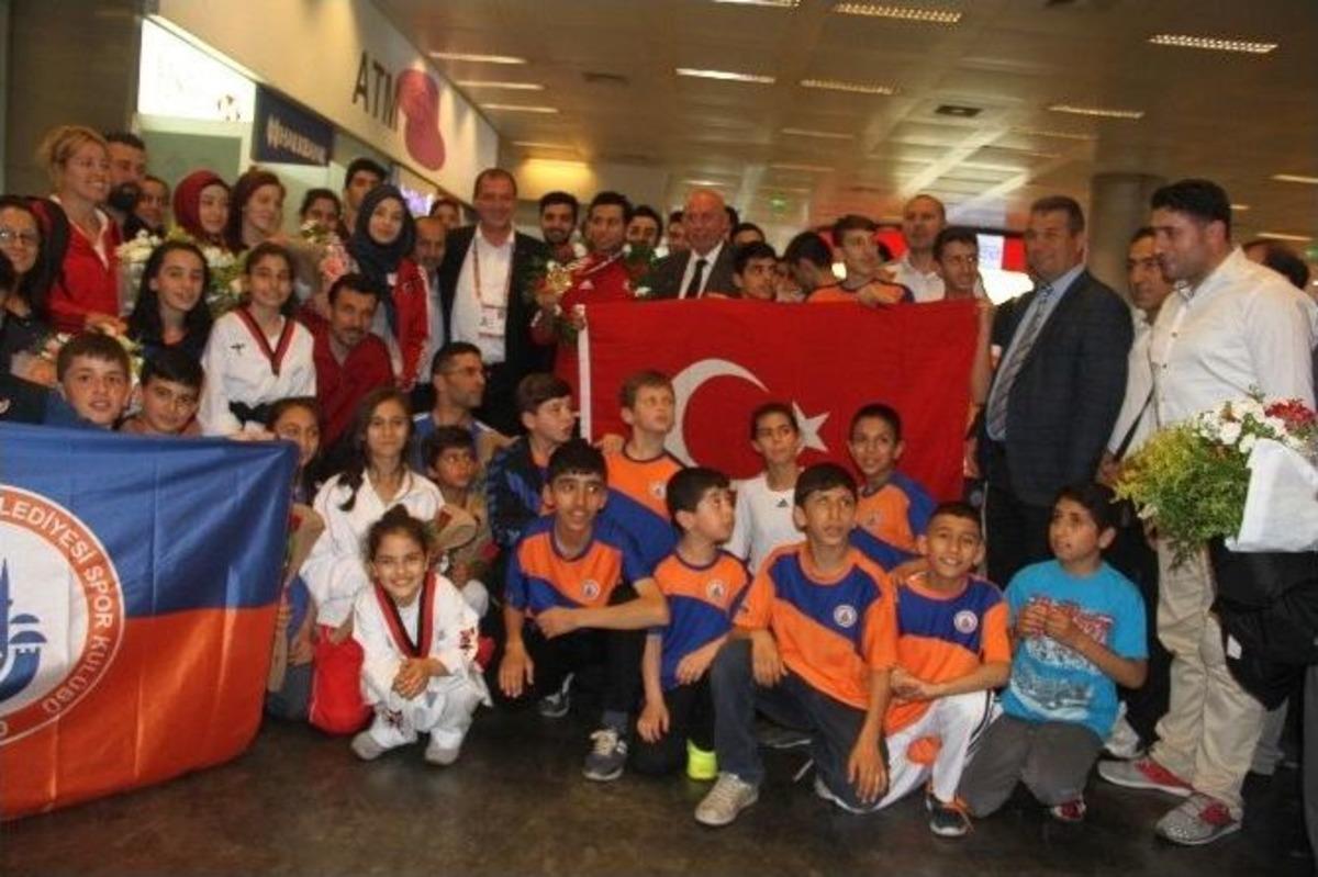 Şampiyonlar Taekwondocular Yurda D&ouml;nd&uuml;