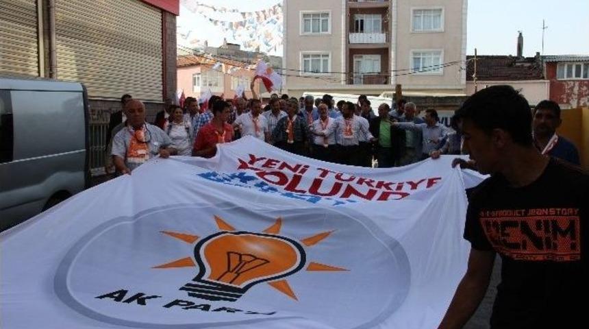 Ak Parti&rsquo;den Gen&ccedil;lik Ve Spor Bayramında Sevgi Y&uuml;r&uuml;y&uuml;ş&uuml;