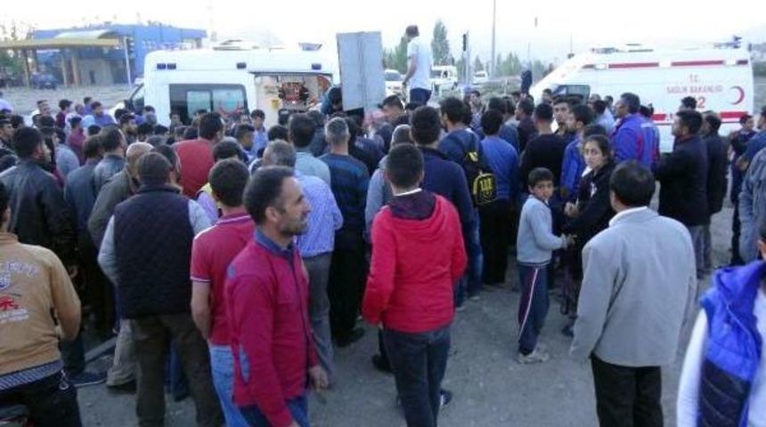 Kavşakta Minib&uuml;s Ile Otomobil &Ccedil;arpıştı: 5 Yaralı
