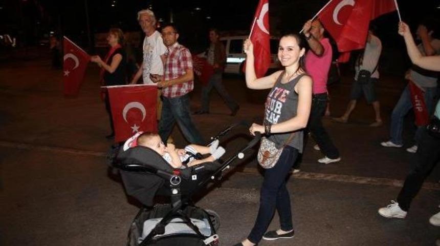 Chp'li Gen&ccedil;lerden 19 Mayıs I&ccedil;in Fener Alayı