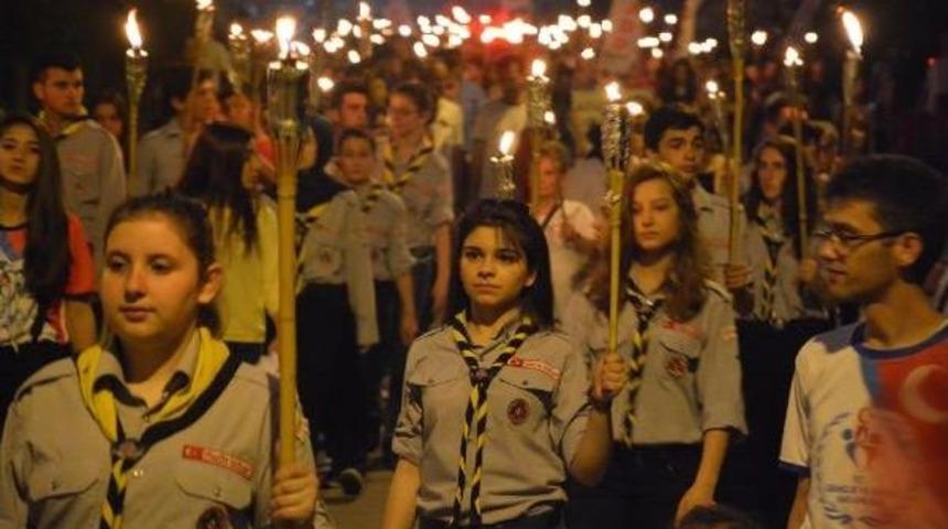 Karab&uuml;k'te Ay Yıldız Koreografisi Oluşturuldu