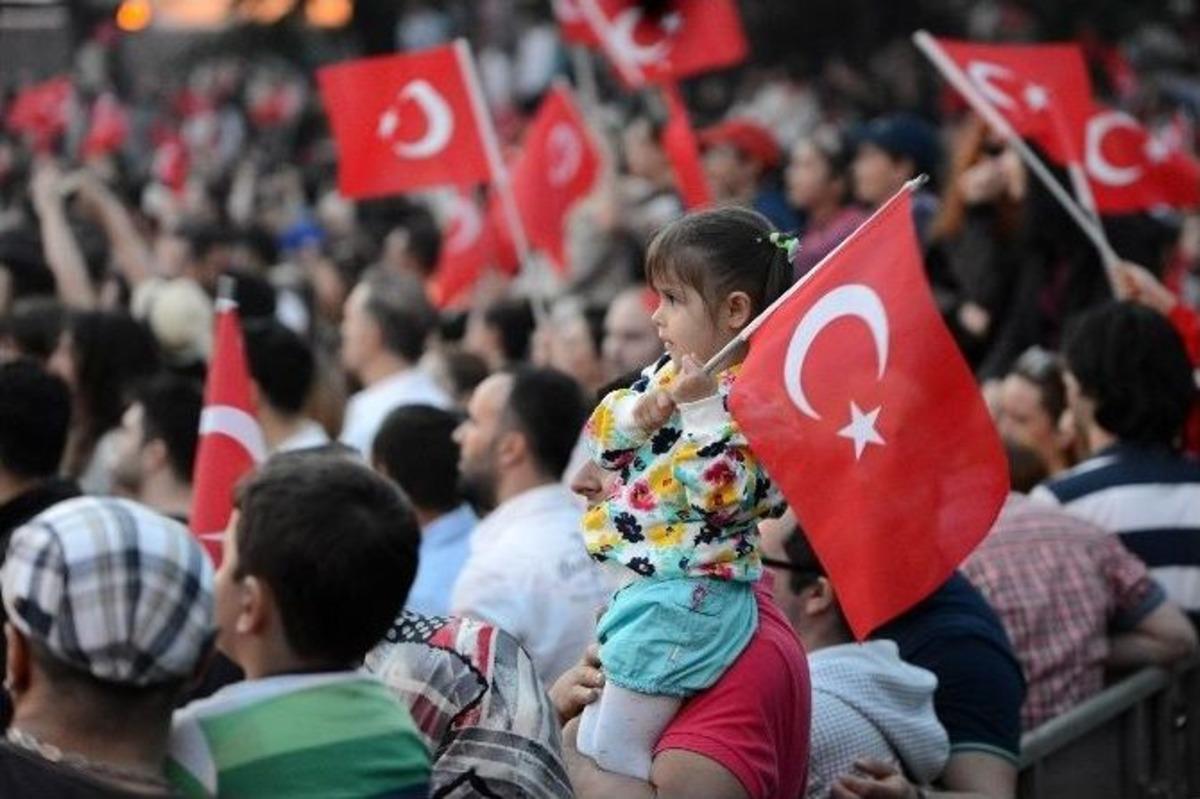 Beşiktaş&rsquo;ta Mega Star Tarkan R&uuml;zgarı