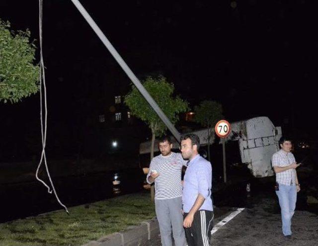 Siverek te Akaryakıt Y&uuml;kl&uuml; Tanker Devrildi: 2 Yaralı 1