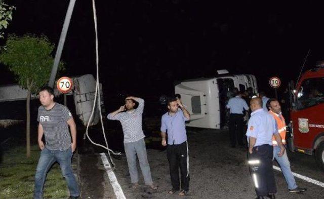 Siverek te Akaryakıt Y&uuml;kl&uuml; Tanker Devrildi: 2 Yaralı 2