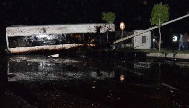 Siverek te Akaryakıt Y&uuml;kl&uuml; Tanker Devrildi: 2 Yaralı 3