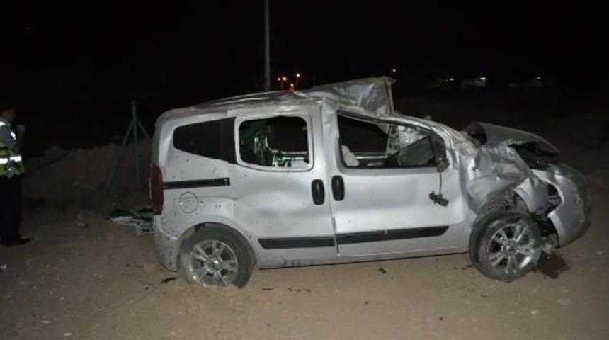 Hafif Ticari Ara&ccedil; Takla Attı: 1 &Ouml;l&uuml;, 3 Yaralı