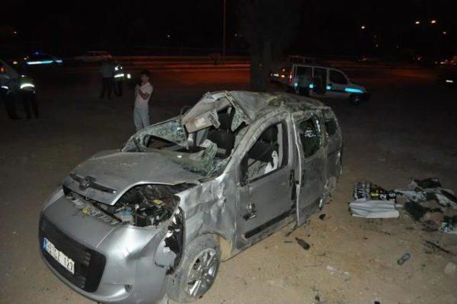 Hafif Ticari Ara&ccedil; Takla Attı: 1 &Ouml;l&uuml;, 3 Yaralı 1