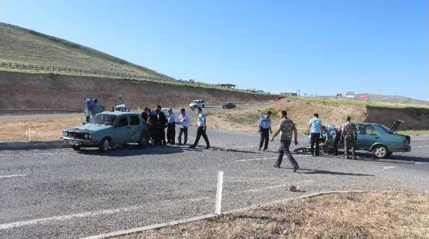 Yunak&rsquo;ta İki Otomobil &Ccedil;arpıştı: 4 Yaralı