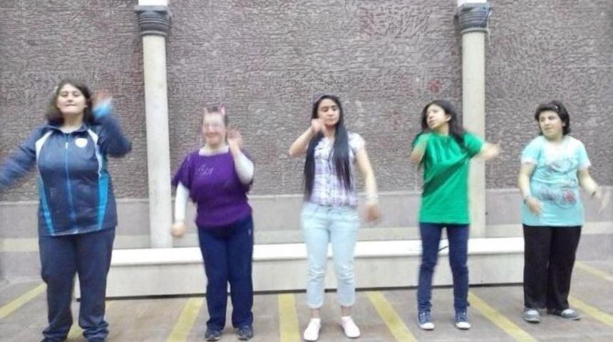 &Ouml;zel İnsanlardan Yıl Sonu M&uuml;zik Eğlence Programı