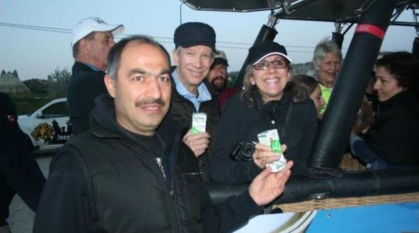 D&uuml;nya S&uuml;t G&uuml;n&uuml;'n&uuml; Balonda Kutladılar