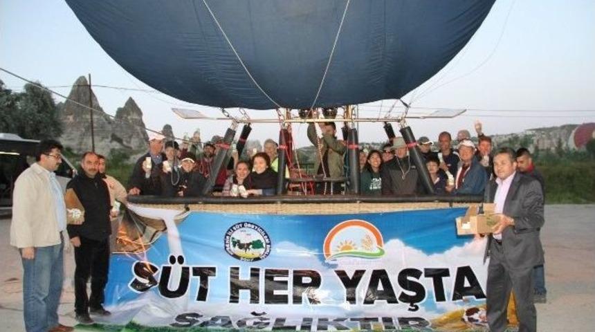 &lsquo;d&uuml;nya S&uuml;t G&uuml;n&uuml;&rsquo; Dolayısıyla Kapadokya&rsquo;da Balona Binen Turistlere S&uuml;t Dağıtıldı
