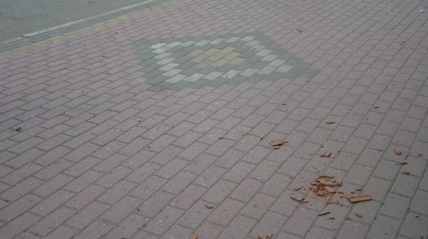 Binanın Dış Cephesinden Dökülen Parçalar Vatandaşlara Tehlike Saçıyor