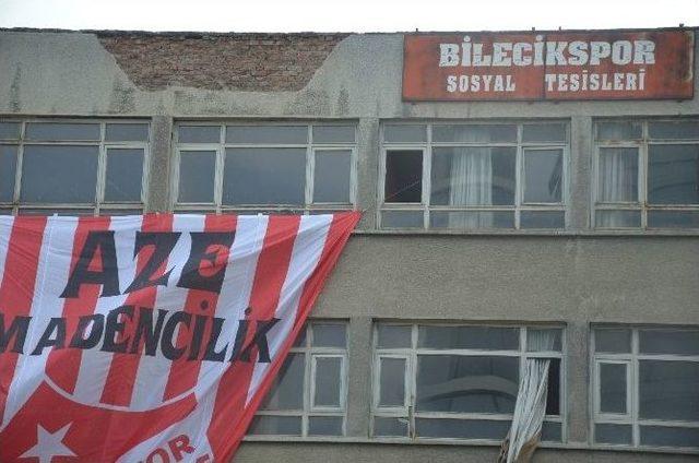 Binanın Dış Cephesinden Dökülen Parçalar Vatandaşlara Tehlike Saçıyor 1