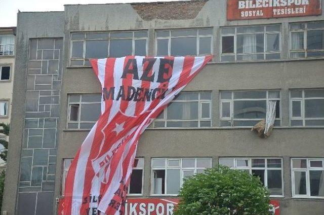 Binanın Dış Cephesinden Dökülen Parçalar Vatandaşlara Tehlike Saçıyor 2