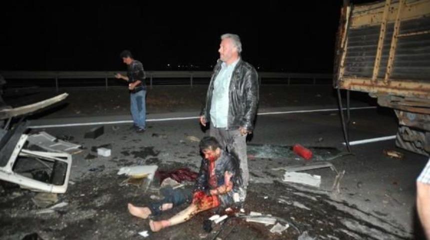 Alev Topuna D&ouml;nen Otomobili Kamyoncular S&ouml;nd&uuml;rd&uuml;: 1&rsquo;I Ağır 3 Yaralı