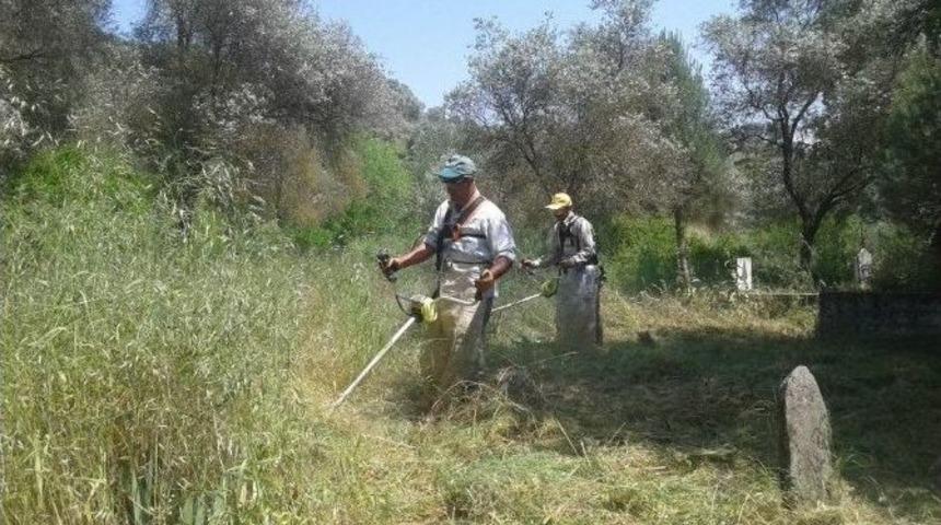 K&ouml;şk&rsquo;te Mezarlıklar Bakıma Alındı