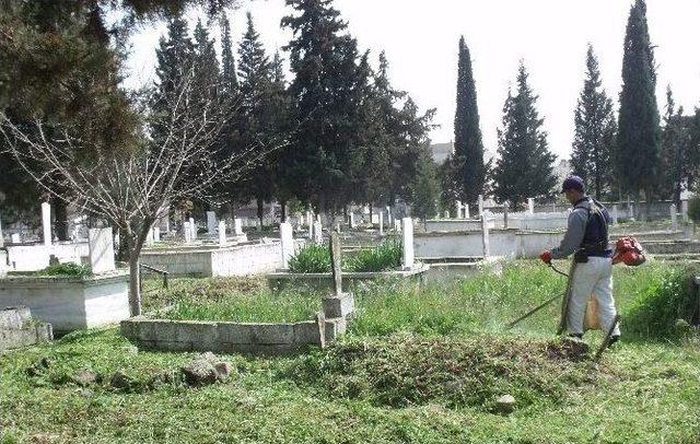 Köşk’te Mezarlıklar Bakıma Alındı