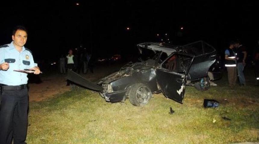 İki Otomobil Kavşakta &Ccedil;arpıştı: 1 &Ouml;l&uuml;, 3 Yaralı