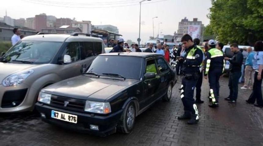17 Yaşındaki S&uuml;r&uuml;c&uuml; Karakola Gitmemek I&ccedil;in Direnince Arbede &Ccedil;ıktı