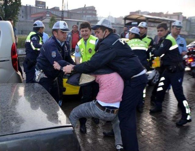 17 Yaşındaki Sürücü Karakola Gitmemek Için Direnince Arbede Çıktı