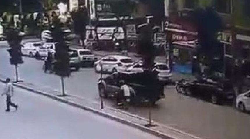 Kamyonete &Ccedil;arpan Motosiklet S&uuml;r&uuml;c&uuml;s&uuml; &Ouml;ld&uuml;