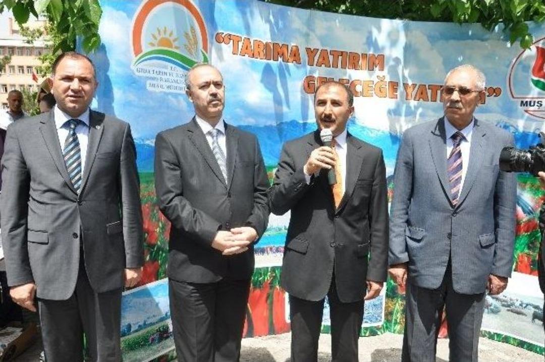 Muş&rsquo;ta &Ouml;ğrenci Ve Vatandaşlara S&uuml;t Dağıtıldı