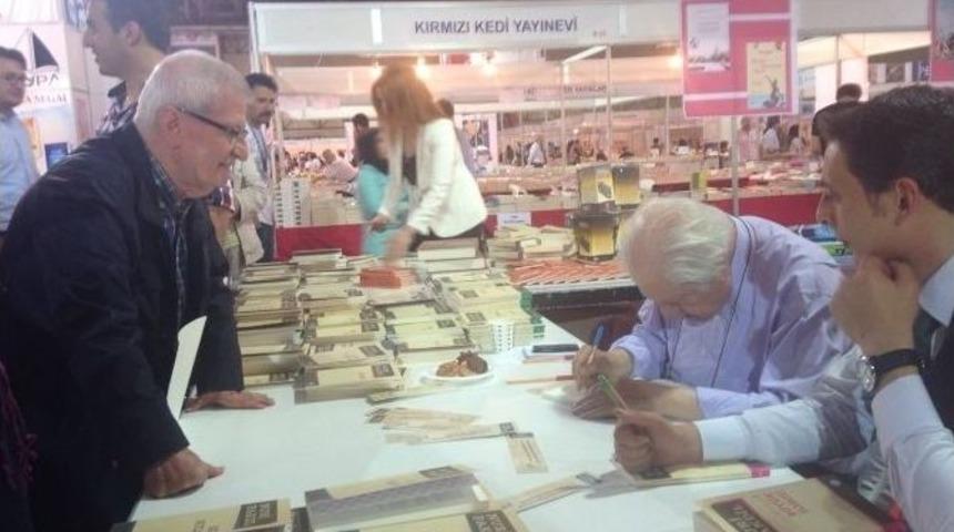 Kitap Fuarı İki G&uuml;zel Adamı Buluşturdu