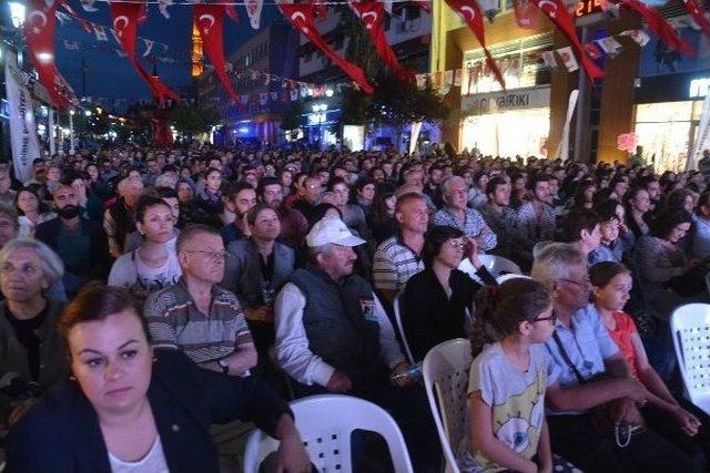 Salona İzin Çıkmayınca Tiyatro Oyunu Sokakta Oynandı