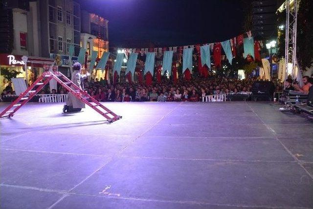 Salona İzin Çıkmayınca Tiyatro Oyunu Sokakta Oynandı