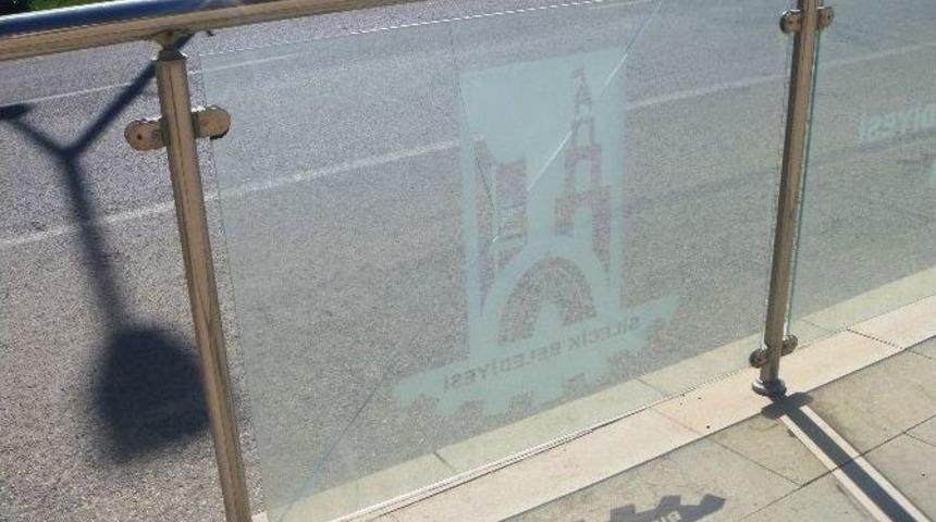 Magandalar Yaya Kaldırımın Korkuluklarının Camlarını Hedef Aldı