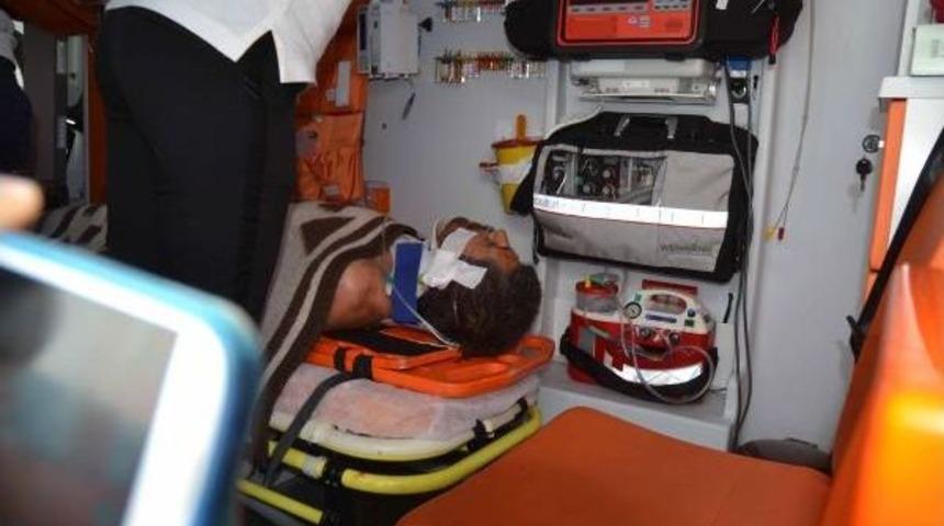 Tır'la &Ccedil;arpışan Kamyonetin S&uuml;r&uuml;c&uuml; Ile Eşi Yaralandı