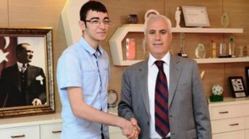 Sosyal Medya Kurucusu Lise &Ouml;ğrencisine Bozbey&rsquo;den Destek