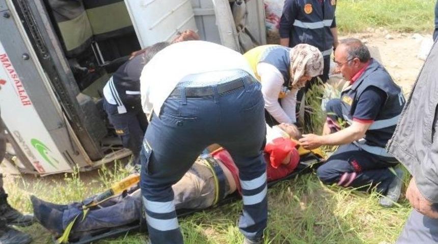 Yunak&rsquo;da Kamyon Şarampole Devrildi: 2 Yaralı