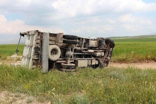 Yunak’da Kamyon Şarampole Devrildi: 2 Yaralı 2