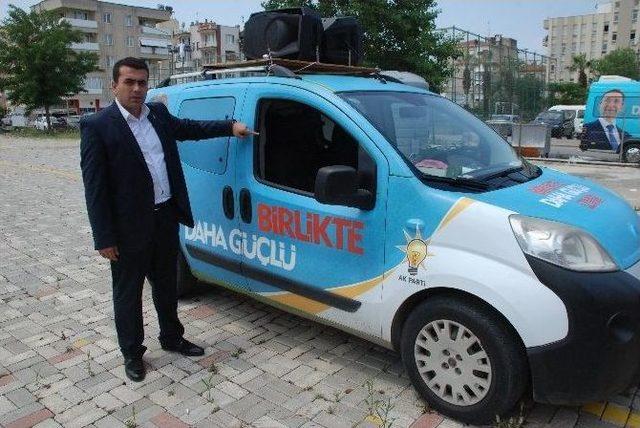 İzmir’de Ak Parti Seçim Aracına Saldırı