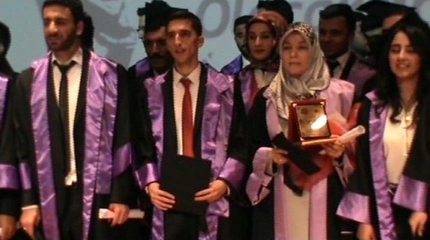 Diplomasını Torununun Elinden Aldı