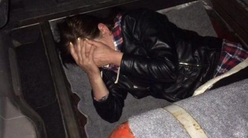 Sarp’ta Otomobilin Bagajında İnsan Kaçakçılığı