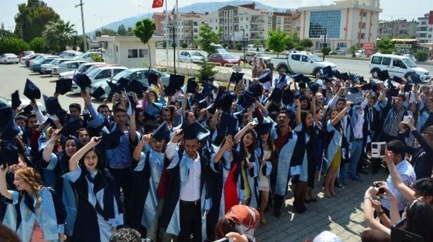 Adü Söke Sağlık Hizmetleri Meslek Yüksekokulu’nda Mezuniyet Sevinci