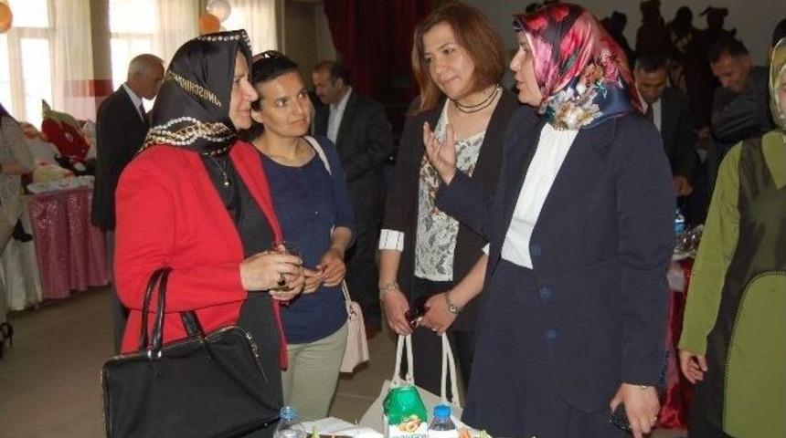 Kız &Ouml;ğrencilerinden Yılsonu Sergisi