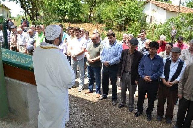 Sağlık Bakanı M&uuml;ezzinoğlu&rsquo;nun 2011 Se&ccedil;imlerindeki Afişinde Yer Alan Saliha G&uuml;l Hayatını Kaybetti 2