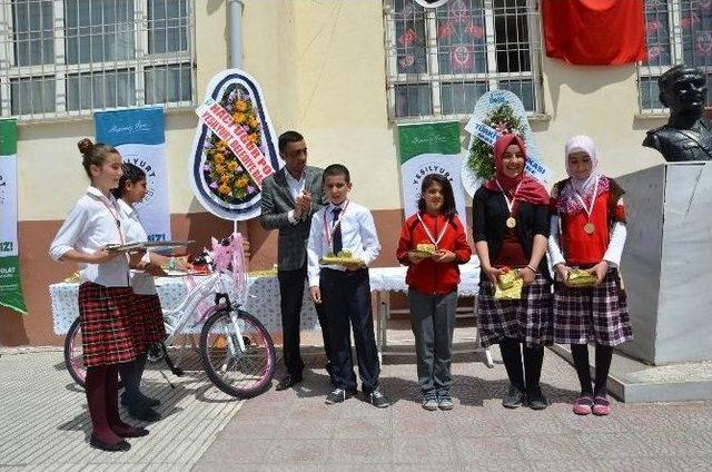 Kitap Okuma Yarışması’nda Dereceye Girenlere Ödülleri Verildi