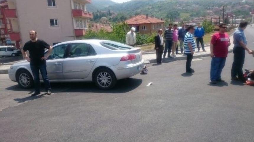 Otomobille &Ccedil;arpışan Motosikletin S&uuml;r&uuml;c&uuml;s&uuml; Yaralandı