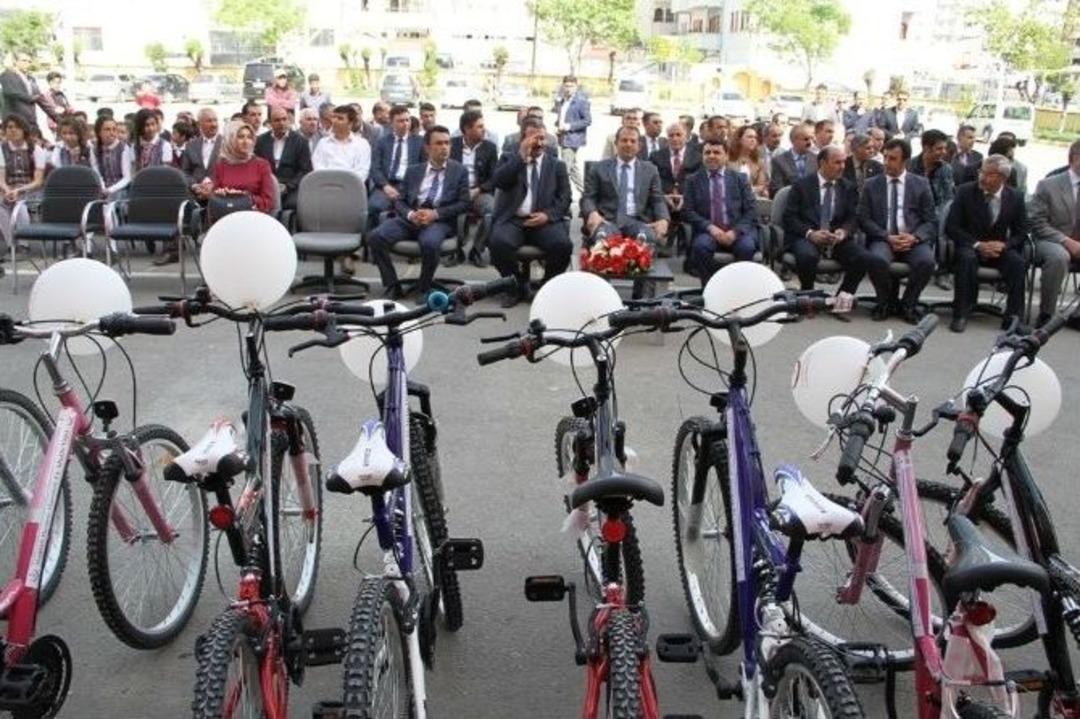 Van&rsquo;da 47 Okula 200 Bisiklet Dağıtıldı