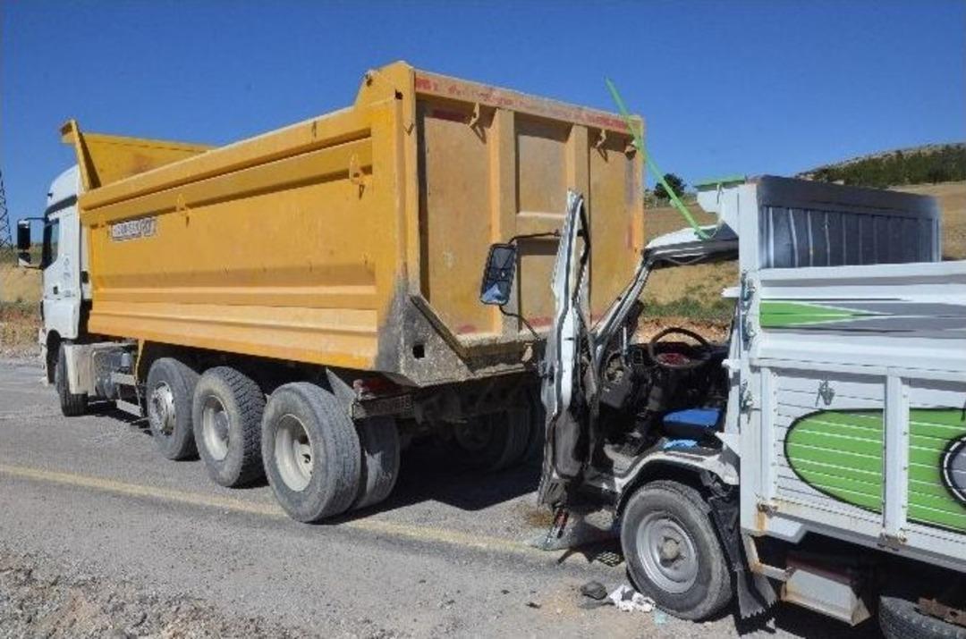 Kamyonet, Kamyona Arkadan &Ccedil;arptı: 2 Yaralı