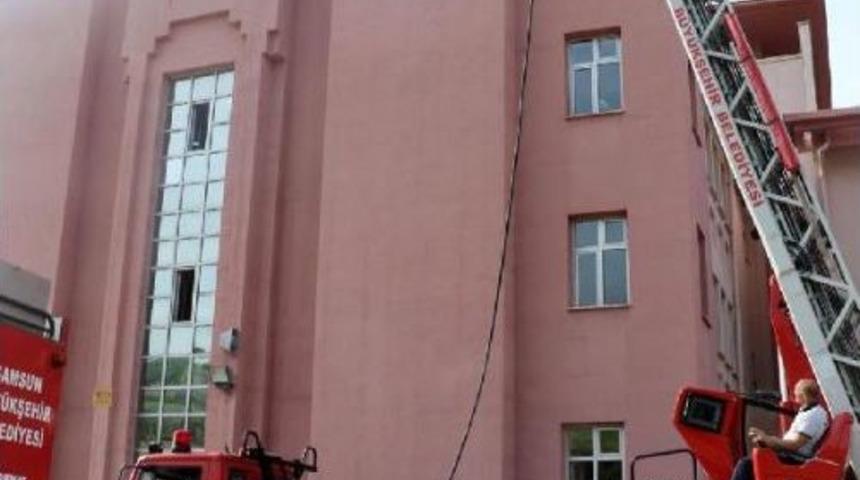 Okul &Ccedil;atısında Yangın Korkuttu