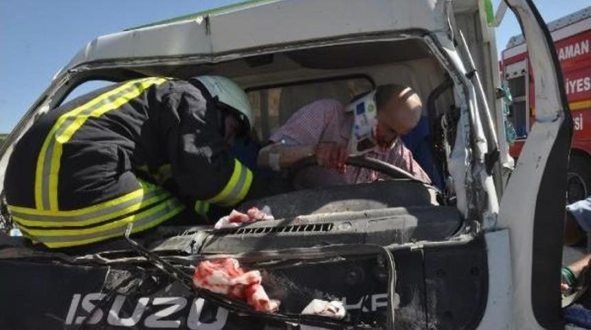 Kamyonet Kamyona &Ccedil;arptı, S&uuml;r&uuml;c&uuml; G&uuml;&ccedil;l&uuml;kle Kurtarıldı